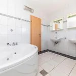 3 Bedroom In Okrug Gornji *