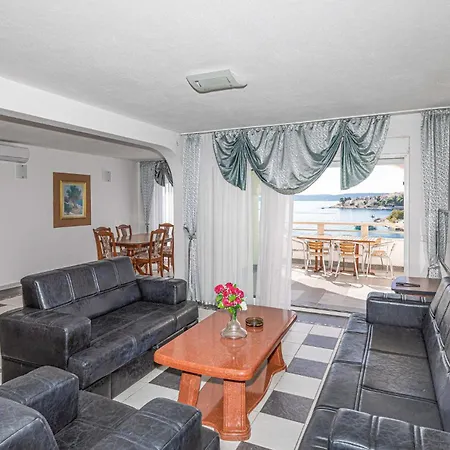 3 Bedroom In Okrug Gornji 公寓 特罗吉尔