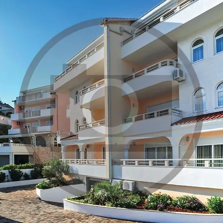 3 Bedroom In Okrug Gornji *