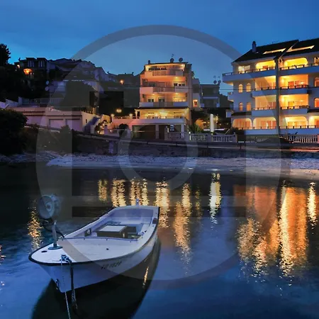 3 Bedroom In Okrug Gornji * 特罗吉尔