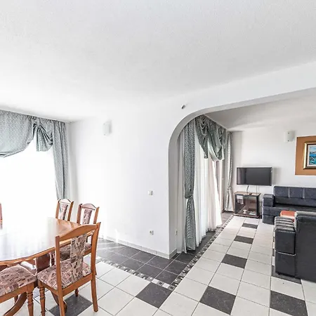 3 Bedroom In Okrug Gornji *