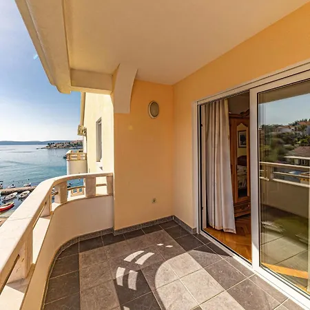 Апартаменты Awesome In Okrug Gornji *